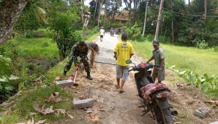 Babinsa Koramil 2305/Cinangka Gotong Royong Bantu Warga Bangun Rumah Melalui Karya Bhakti