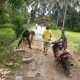 Babinsa Koramil 2305/Cinangka Gotong Royong Bantu Warga Bangun Rumah Melalui Karya Bhakti