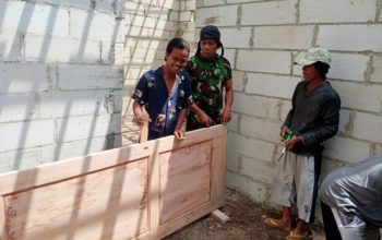 Babinsa Koramil 2302/Bojonegara Gencarkan Karya Bakti, Bersihkan Lingkungan dan Bantu Renovasi Rumah Warga