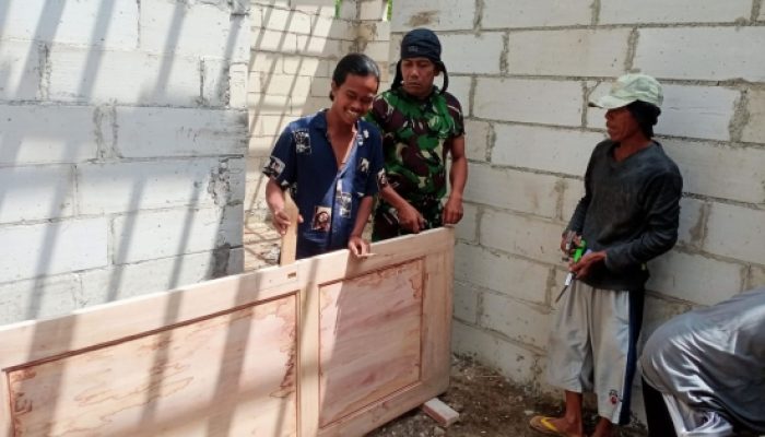 Babinsa Koramil 2302/Bojonegara Gencarkan Karya Bakti, Bersihkan Lingkungan dan Bantu Renovasi Rumah Warga