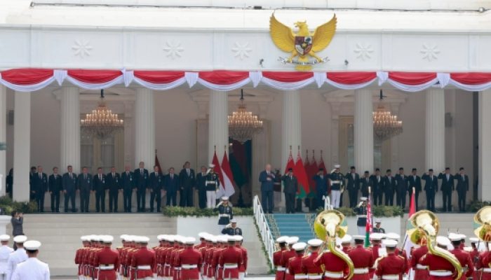 Diiringi Tari Enggang, Prabowo Sambut Hangat Presiden Belarus di Istana Merdeka