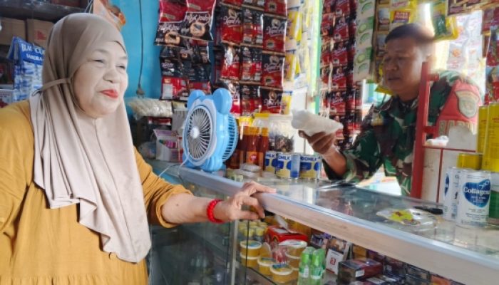 Babinsa Koramil 2307/Ciwandan Laksanakan Pendataan Warga Kurang Mampu dan Monitoring Harga Sembako