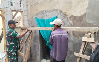 Babinsa Koramil 2303/Pulomerak Gotong Royong Bantu Pembangunan Rutilahu, Wujud Nyata Kepedulian TNI kepada Warga