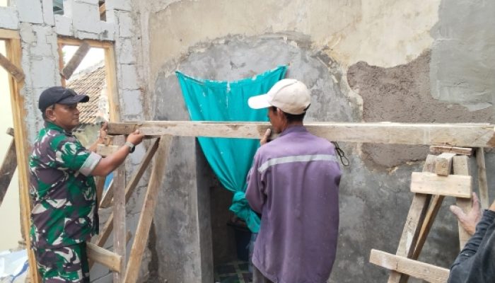 Babinsa Koramil 2303/Pulomerak Gotong Royong Bantu Pembangunan Rutilahu, Wujud Nyata Kepedulian TNI kepada Warga