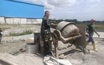 Babinsa Koramil 2306/Mancak Perkuat Semangat Gotong Royong Lewat Karya Bakti Bangun Rumah Warga