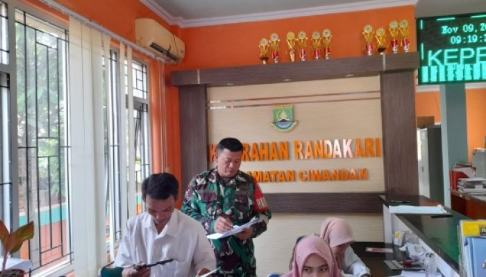 Babinsa Koramil 2307/Ciwandan Perkuat Kerukunan Warga dan Sinergitas dengan Aparatur Kelurahan Lewat Komsos