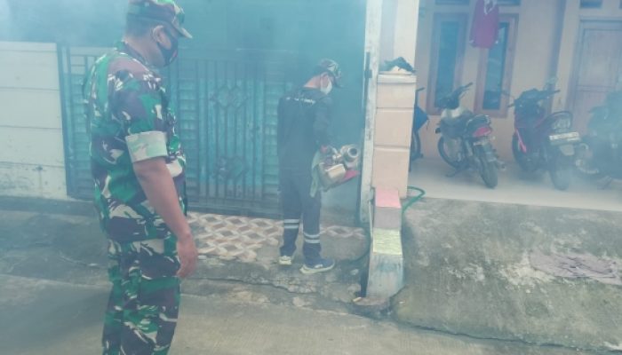 Babinsa Koramil 2302/Bojonegara Tingkatkan Pelayanan Masyarakat Melalui Fogging dan Pendataan Kelahiran