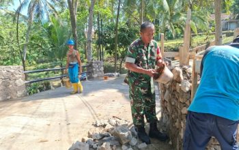 Babinsa Koramil 2307/Ciwandan Bersama Warga Bangun Jembatan dan Perbaiki Jalan Demi Kelancaran Akses Masyarakat