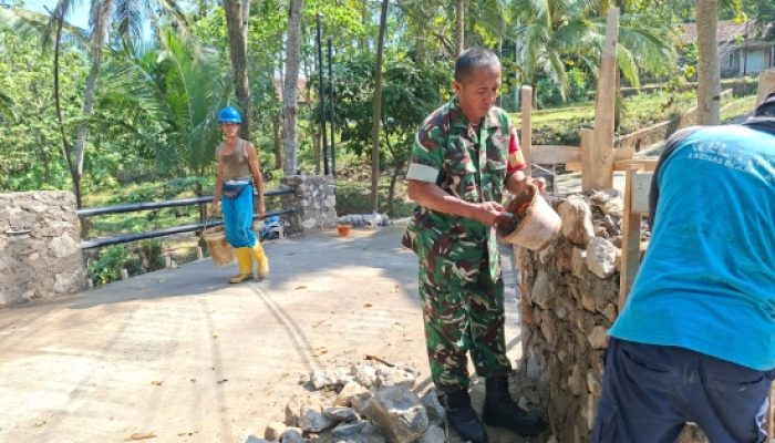 Babinsa Koramil 2307/Ciwandan Bersama Warga Bangun Jembatan dan Perbaiki Jalan Demi Kelancaran Akses Masyarakat