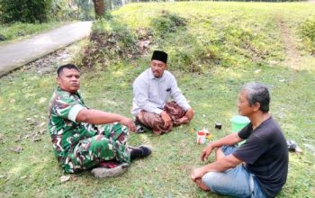 Babinsa Koramil 2306/Mancak Perkuat Kebersamaan Warga Lewat Komsos, Dorong Semangat Gotong Royong dan Kepedulian Lingkungan