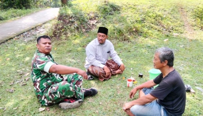Babinsa Koramil 2306/Mancak Perkuat Kebersamaan Warga Lewat Komsos, Dorong Semangat Gotong Royong dan Kepedulian Lingkungan