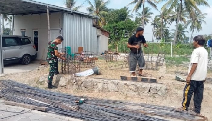 Babinsa Koramil 2301/Cilegon Bersama Warga Gelar Karya Bakti, Bangun Musala dan Perbaiki Drainase