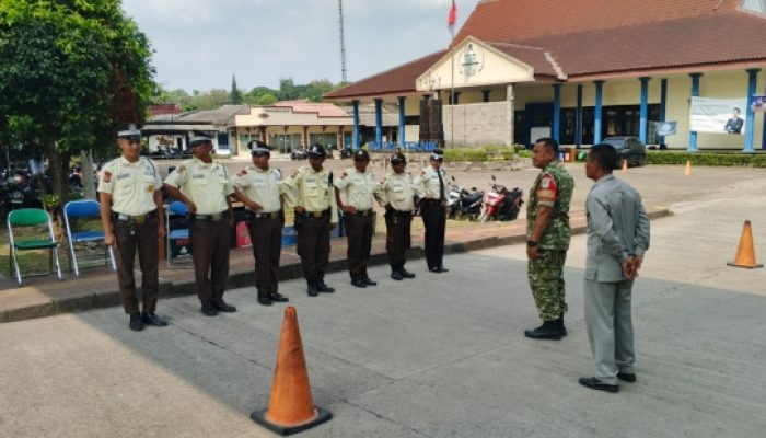Babinsa Koramil 2307/Ciwandan Perkuat Keamanan Wilayah Melalui Pembinaan Teritorial dan Pelatihan Linmas