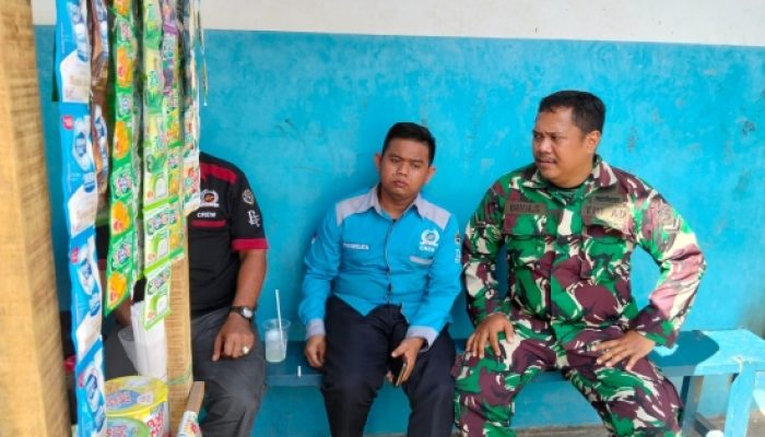 Babinsa Koramil 2303/Pulomerak Perkuat Komunikasi Sosial, Bahas TPU dan Pemberdayaan Bank Sampah Bersama Warga