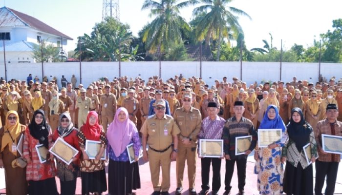 Bupati Takalar Pimpin Apel Gabungan, Tekankan Disiplin ASN dan Serahkan Penghargaan Purna Bakti