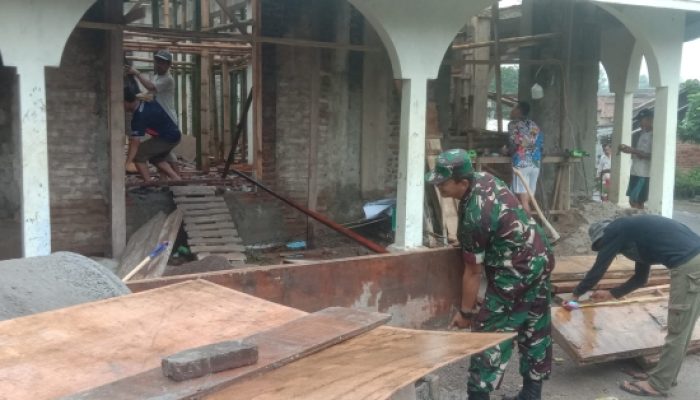 Babinsa Koramil 2306/Mancak Gelar Karya Bakti, Bangun WC Umum dan Renovasi Masjid Bersama Warga