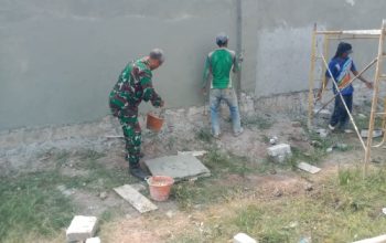 Babinsa Koramil 2303/Pulomerak Tingkatkan Kepedulian Lingkungan dan Fasilitas Umum Melalui Karya Bakti