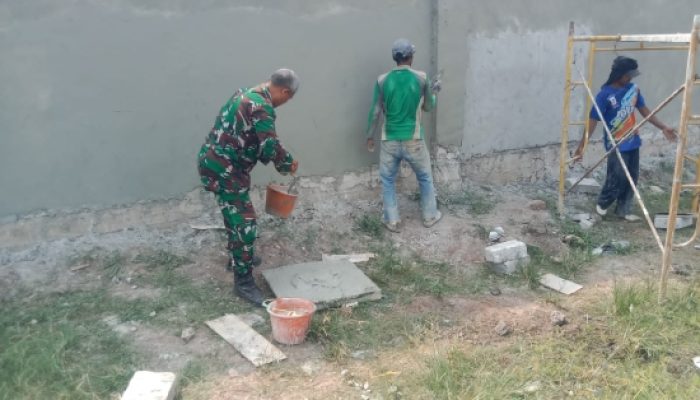 Babinsa Koramil 2303/Pulomerak Tingkatkan Kepedulian Lingkungan dan Fasilitas Umum Melalui Karya Bakti