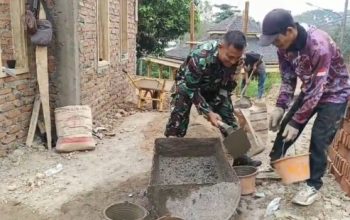 Babinsa Koramil 2307/Ciwandan Gotong Royong Bangun Rumah dan Bersihkan Jalan Bersama Warga