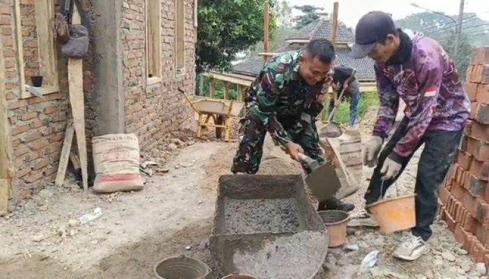 Babinsa Koramil 2307/Ciwandan Gotong Royong Bangun Rumah dan Bersihkan Jalan Bersama Warga