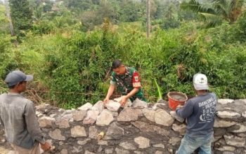 Babinsa Koramil 2301/Cilegon Bersama Warga Perbaiki Jalan dan Drainase, Wujudkan Lingkungan Aman dan Nyaman
