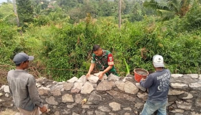 Babinsa Koramil 2301/Cilegon Bersama Warga Perbaiki Jalan dan Drainase, Wujudkan Lingkungan Aman dan Nyaman