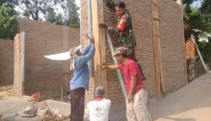 Babinsa Koramil 2304/Anyar Gotong Royong Bantu Pembangunan Rumah Warga