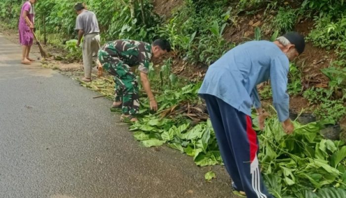 Babinsa Koramil 2305/Cinangka Bersama Warga Gelar Karya Bakti Bersihkan Lingkungan di Kamasan dan Pasauran
