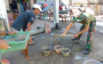 Babinsa Koramil 2302/Bojonegara Gotong Royong Bantu Pembangunan Rumah Warga Melalui Karya Bakti