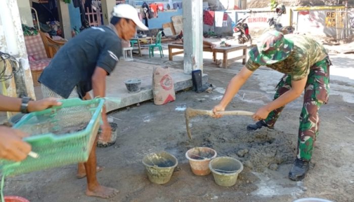 Babinsa Koramil 2302/Bojonegara Gotong Royong Bantu Pembangunan Rumah Warga Melalui Karya Bakti
