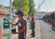 Semangat Karya Bakti, Babinsa Koramil 2303/Pulomerak Bersihkan Lingkungan dan Cat Tugu Batas Bersama Masyarakat
