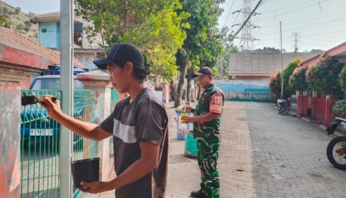 Semangat Karya Bakti, Babinsa Koramil 2303/Pulomerak Bersihkan Lingkungan dan Cat Tugu Batas Bersama Masyarakat