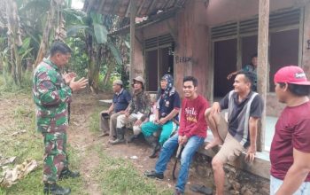 Babinsa Koramil 2306/Mancak Perkuat Kebersamaan Warga Lewat Komsos Bahas Gotong Royong dan Siskamling
