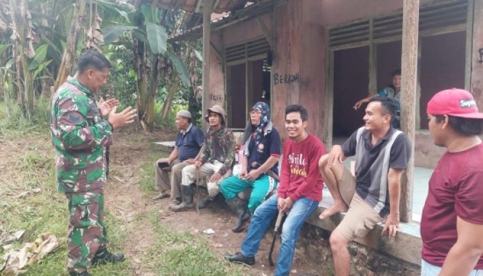 Babinsa Koramil 2306/Mancak Perkuat Kebersamaan Warga Lewat Komsos Bahas Gotong Royong dan Siskamling