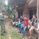 Babinsa Koramil 2306/Mancak Perkuat Kebersamaan Warga Lewat Komsos Bahas Gotong Royong dan Siskamling