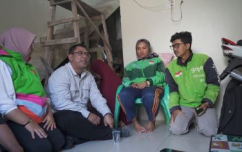Legislator Partai Gerindra Ade Jona Prasetyo Beri Motor Baru untuk Driver Ojol Tunarungu Korban Pencurian di Medan