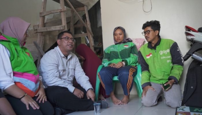 Legislator Partai Gerindra Ade Jona Prasetyo Beri Motor Baru untuk Driver Ojol Tunarungu Korban Pencurian di Medan