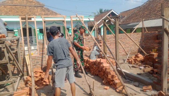 Babinsa Koramil 2306/Mancak Bersama Warga Gotong Royong Bangun Rumah dan Cor Jalan Gang