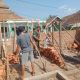 Babinsa Koramil 2306/Mancak Bersama Warga Gotong Royong Bangun Rumah dan Cor Jalan Gang