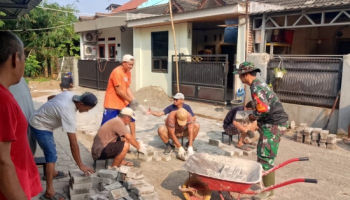 Babinsa Koramil 2301/Cilegon Bersama Warga Perkuat Gotong Royong, Bangun Paving Blok dan Rehab Rumah Tidak Layak Huni