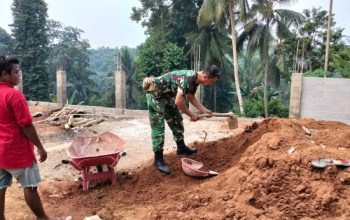 Babinsa Koramil 2305/Cinangka Gotong Royong Bantu Pemasangan Pondasi Rumah Warga