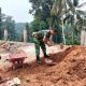 Babinsa Koramil 2305/Cinangka Gotong Royong Bantu Pemasangan Pondasi Rumah Warga