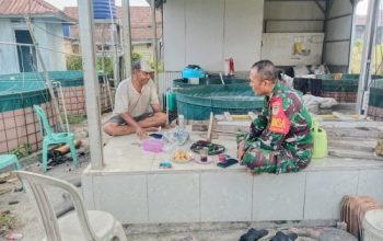 Babinsa Koramil 2302/Bojonegara Perkuat Keamanan dan Semangat Gotong Royong Lewat Komsos Bersama Warga