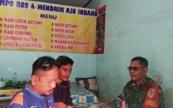 Babinsa Koramil 2303/Pulomerak Tingkatkan Sinergi dengan Warga Lewat Komsos Bahas Gotong Royong dan Pencegahan Kenakalan Remaja
