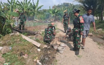Babinsa Koramil 2302/Bojonegara Perkuat Budaya Gotong Royong Lewat Karya Bakti Bersama Warga