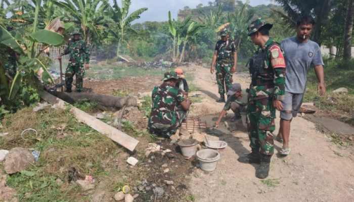Babinsa Koramil 2302/Bojonegara Perkuat Budaya Gotong Royong Lewat Karya Bakti Bersama Warga