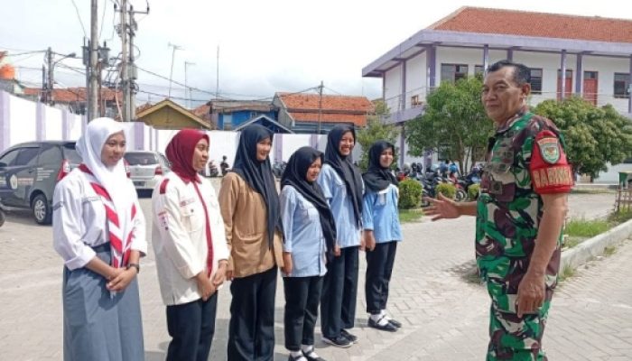 Babinsa Koramil 2301/Cilegon Tanamkan Disiplin dan Wawasan Kebangsaan kepada Siswa SMK YP 17 Cilegon
