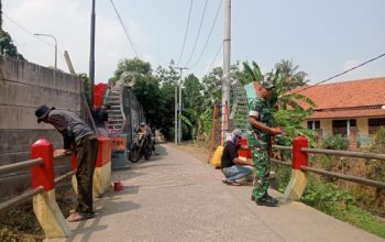 Babinsa Koramil 2303/Pulomerak Tingkatkan Kepedulian Lewat Karya Bakti, Cek Jembatan dan Bantu Perbaikan Ruko Warga