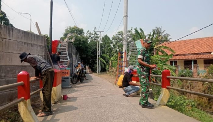 Babinsa Koramil 2303/Pulomerak Tingkatkan Kepedulian Lewat Karya Bakti, Cek Jembatan dan Bantu Perbaikan Ruko Warga