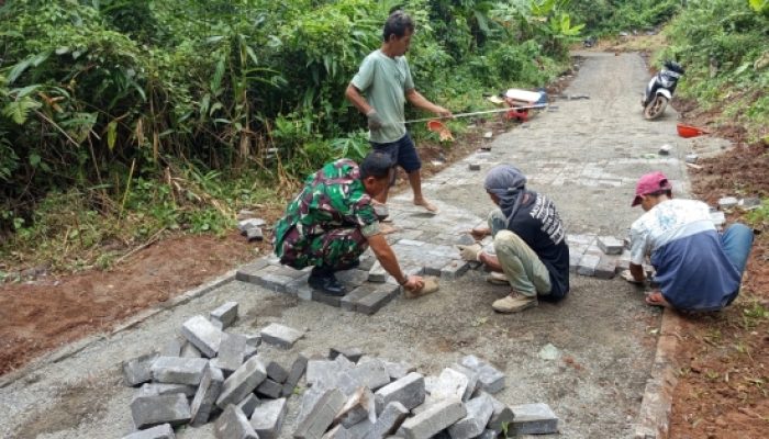 Babinsa Koramil 2306/Mancak Bersama Warga Gelar Karya Bakti Bersihkan Jalan dan Perbaiki Saluran Air